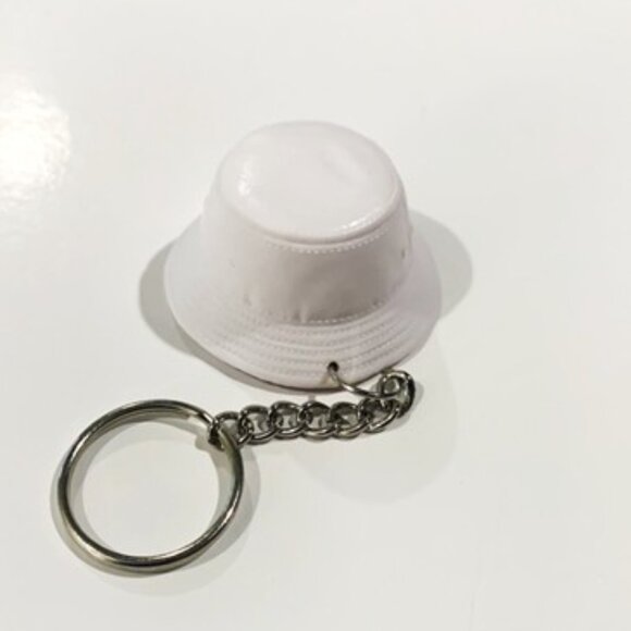Skechers White Bucket Hat Keychain - Picture 4 of 7